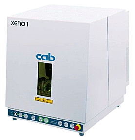 Stolní laserový značkovací systém XENO 1 se zavřenými dvířky ochranného krytu.