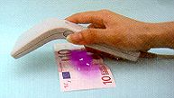 Kontrola pravosti bankovek zabudovanm UV svtlem
